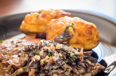 Morel mantar ve fırında patates krem yahni