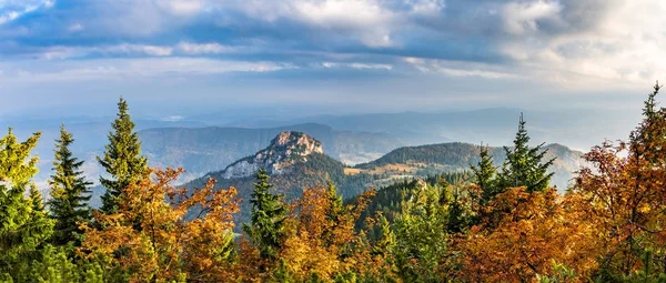 Panorâmica tiro de pedregoso Little Rozsutec colina no outono paisagem — Fotografia de Stock