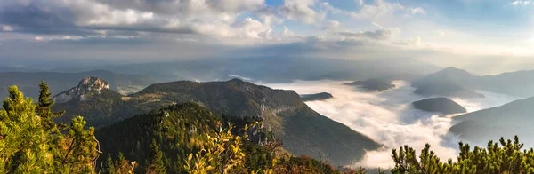 Increíble paisaje de montaña eslovaca con nubes bajas —  Fotos de Stock