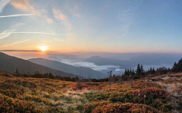Sunrise in autumn mountains — Stock Photo, Image