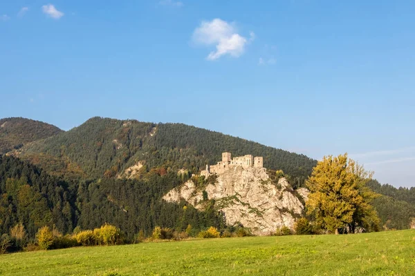 在蓝色天空下的秋景 Strecno 城堡的废墟 — 图库照片