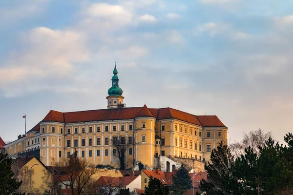 Средневековый замок в историческом чешском городе Микулов — стоковое фото