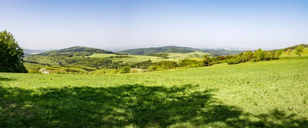 Panoramiczny widok wiejski wieś wiosna lub lato — Zdjęcie stockowe