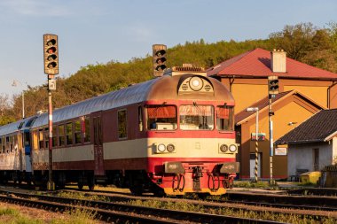 Tren sabah erken saatlerde Çek Cumhuriyeti, Avrupa 'daki köy tren istasyonunda duruyor.