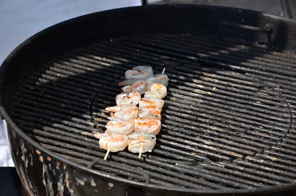 Kis garnéla a botot grillezett fotózás — Stock Fotó