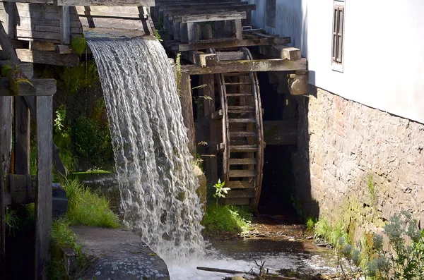 Vodní mlýn a proud vody fotografie detailu — Stock fotografie
