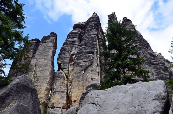 Höga höga klippor och blå himmel i nationalparken illustration fotografi — Stockfoto