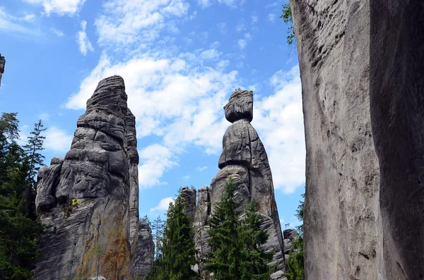 Höga höga klipporna ser ut som människa i nationalparken illustration fotografi — Stockfoto