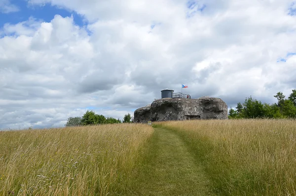 Paysage coloré avec champ et ciel et vieille forteresse militaire — Photo