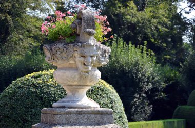 kale bahçe insan baş heykeli ile tarihsel saksı