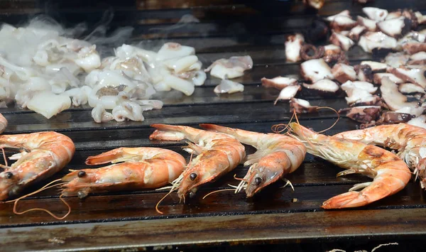 Креветки из тигра и морепродукты кальмаров на гриле — стоковое фото
