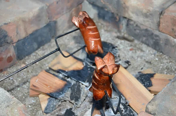 夏天在砖壁炉上烤了两根香肠 — 图库照片