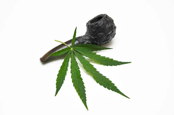 Cannabis leaf med rökning rör isolerade fotografi — Stockfoto