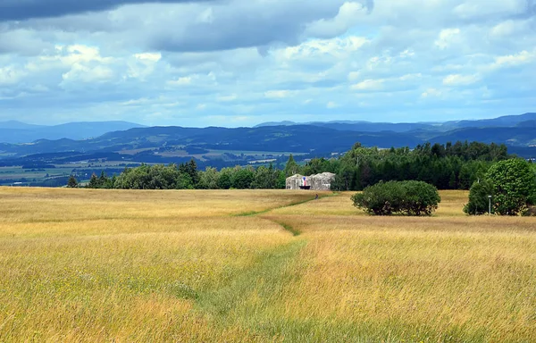 Paisagem colorida com campo e céu e fortaleza militar velha — Fotografia de Stock