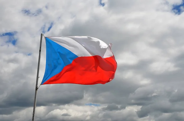 Bandeira nacional da República Checa acenando ao vento no céu nublado verão — Fotografia de Stock