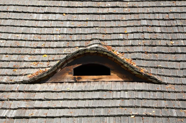 Telhado de palha velho com janela de telhado pequeno — Fotografia de Stock