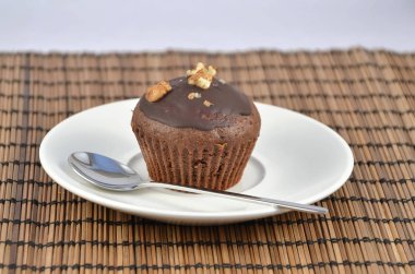 bir çikolata kahverengi muffins beyaz tabak en iyi tatlı üzerinde