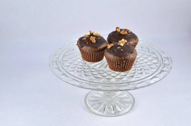 cam plaka üzerinde fındık ile üç çikolata kahverengi kek