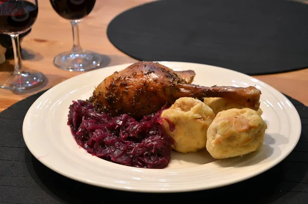 Gänsebraten mit Kraut und Knödel auf dem Tisch — Stockfoto