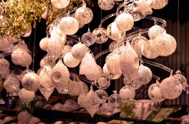 Beyaz renk Noel baubles yerel kış piyasada