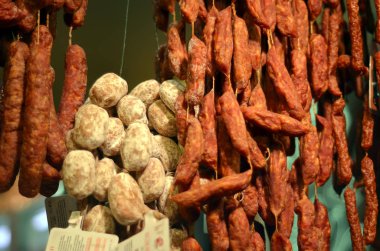 yerel tüccarlar gelen piyasada çeşitli sosis