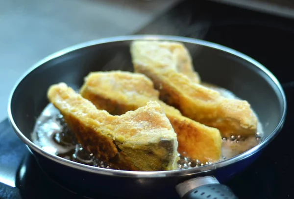 Carpa frita en la sartén preparación de alimentos detalle fotografía — Foto de Stock