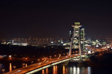 UFO Saat Kulesi ve bratislava gece restoranda