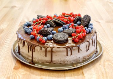 Çikolatalı kek ve meyveli.