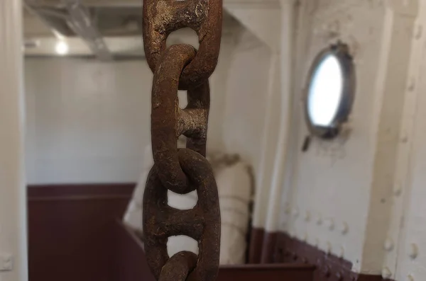 Detail of old rusty chain on boat — Stock Photo, Image