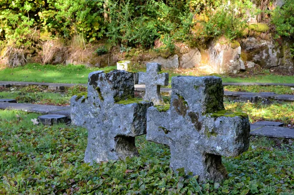 ドイツ軍墓地にある二つの小さな十字架グレンスリー — ストック写真