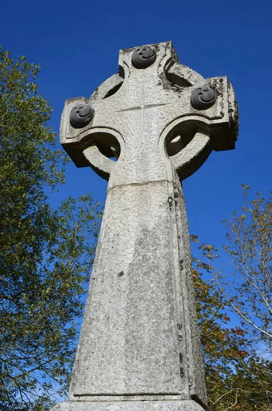 Duży celtycki krzyż na niemieckim cmentarzu wojskowym Glencree — Zdjęcie stockowe