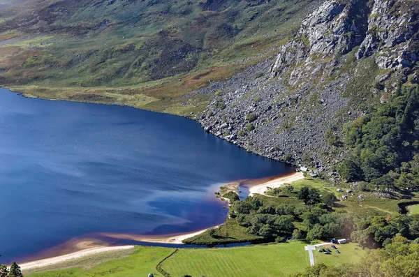 Del av Lough Tay mörk sjö ovanifrån på Wicklow Irland — Stockfoto