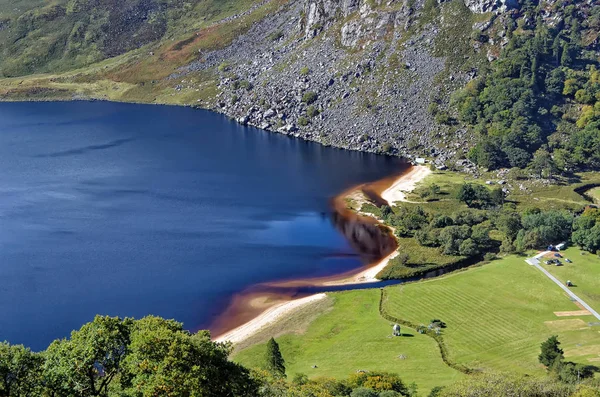 Detalj Lough Tay mörk sjö ovanifrån på Wicklow Irland — Stockfoto