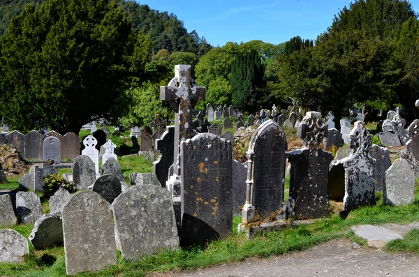 Velho Irlanda cemitério celta no parque Glendalough — Fotografia de Stock
