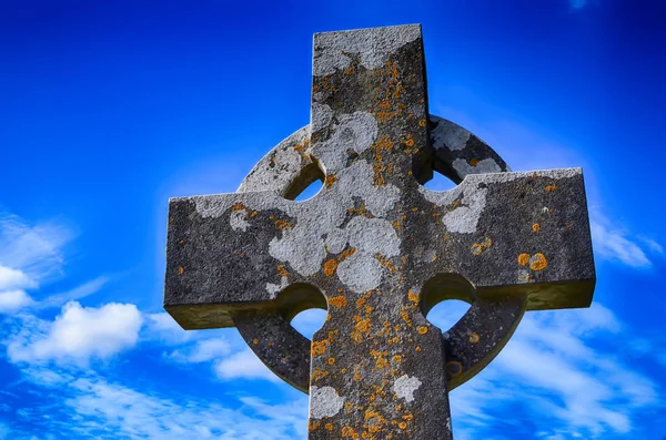 Detalhe da velha cruz de pedra celta Irlanda no cemitério no céu azul — Fotografia de Stock