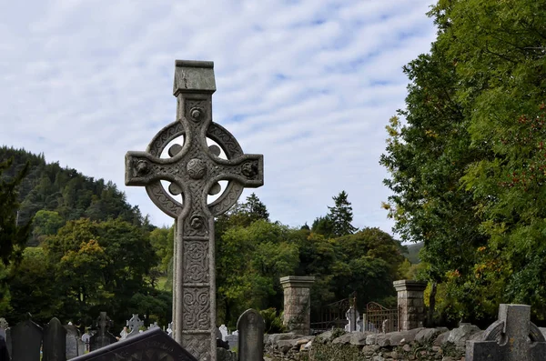 Stary irlandzki celtycki kamienny krzyż na cmentarzu — Zdjęcie stockowe