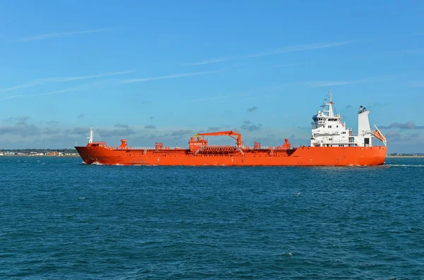 Petroleiro vermelho e branco no mar — Fotografia de Stock