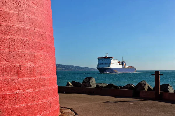 Mercusuar Poolbeg Dublin pelabuhan dan aproach feri — Stok Foto