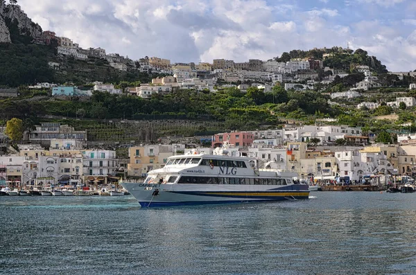 Ferry leaving Capri port island and hills in Italy — ストック写真