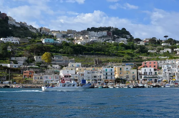 Портовый пейзаж острова Капри и холмов Италии — стоковое фото