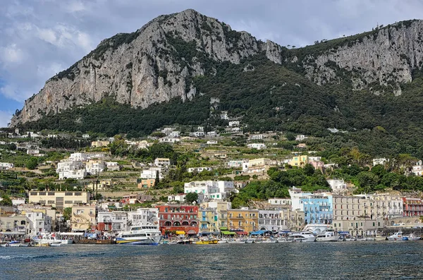 Landschaft der Hafeninsel Capri und der Hügel in Italien — Stockfoto