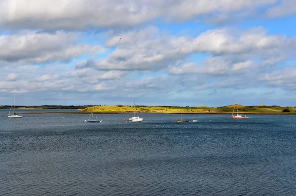 Beaucoup de petits bateaux sur la mer près de Malahide vue sur la ville Dublin Irlande Photos De Stock Libres De Droits