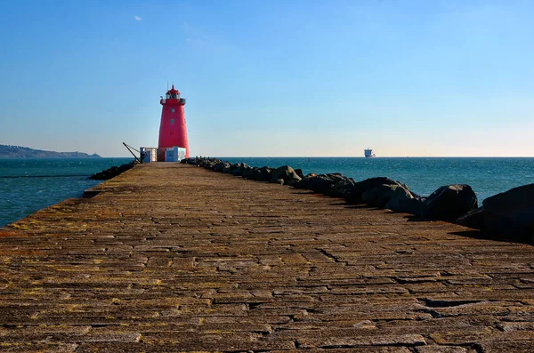 Long pier of Poolbeg lighthouse Dublin port 图库图片