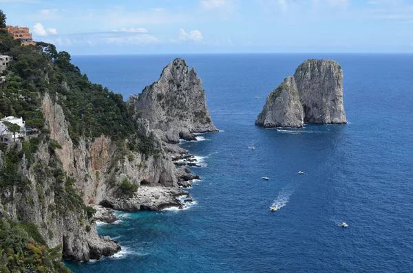 Skály ve vodě a přírodě Capri ostrov v Itálii foto Stock Fotografie