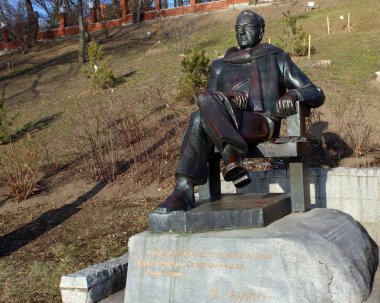 Nikolai Zadornov 'un anıtı, Amour-Father romanının yazarı..