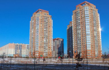 Yeni bölgede büyük apartmanlar var.
