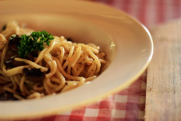 Carbonara soslu spagetti. Yemek fotoğrafçılığı için iyi görünüyor.