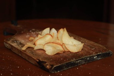 Çıtır çıtır atıştırmalık, geleneksel manyok cipsi.