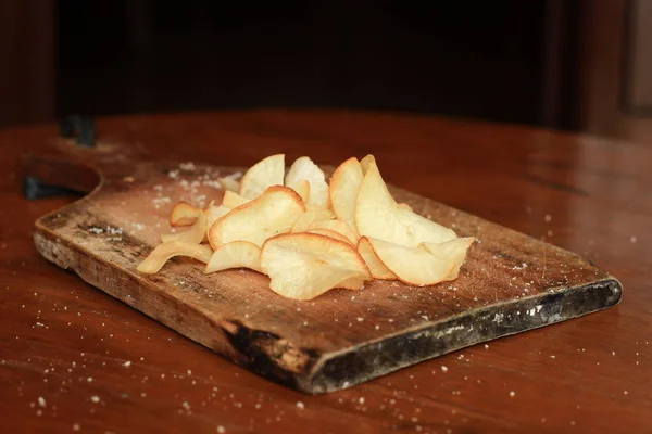 Biraz baharatlı Cassava cipsi ya da tapyoka cipsi.
