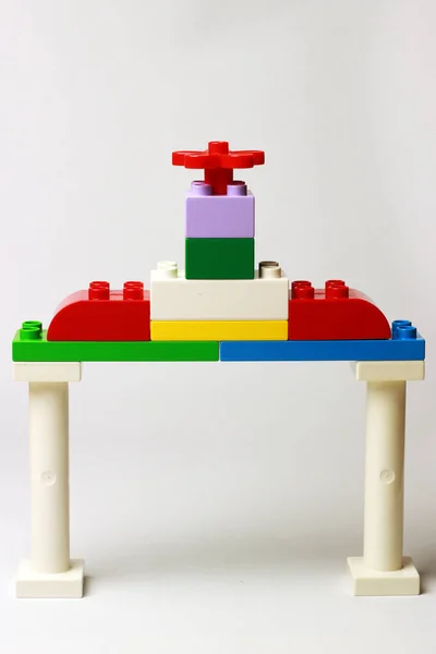 Birleştirilmiş legodan yapılmış bir banka kapısı.